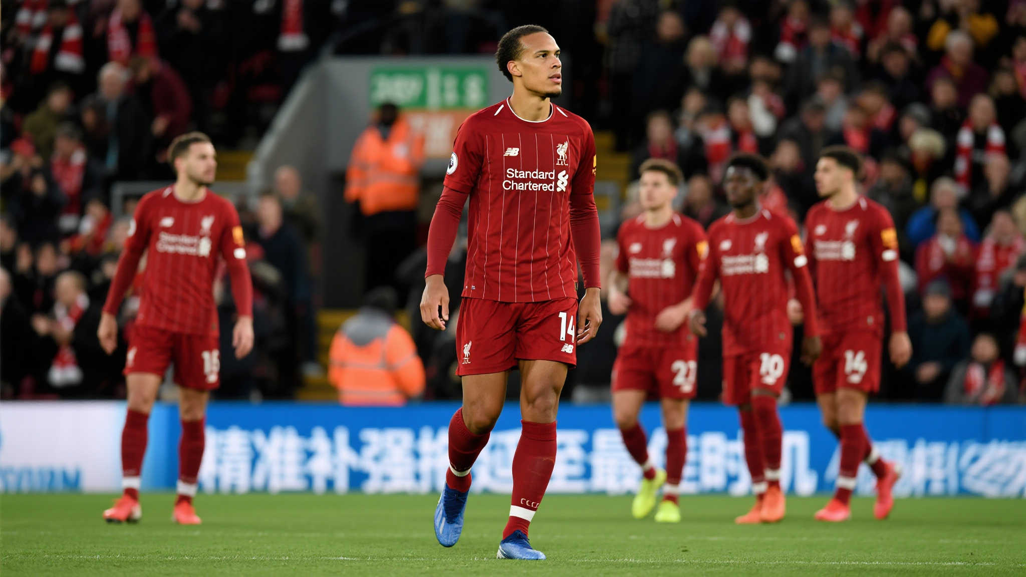 此外，有别于其他豪门频繁大手笔签约不同星级球员来"